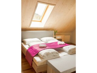 Zimmer mit Dachfenster