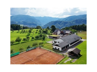 Panoramaansicht mit Tennisplatz
