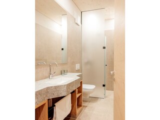 Badezimmer mit Dusche