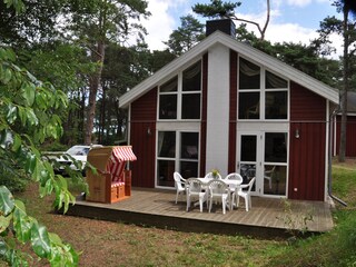 großzügige Terrasse mit Strandkorb und Gartenmöbeln