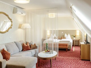 5d9745a3bbdb8_Zimmer_357_2