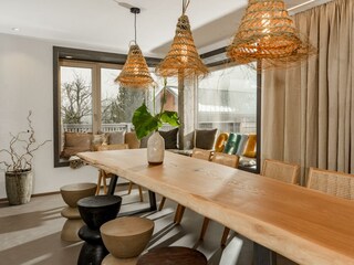 Langer Esstisch aus Naturholz für 10 Personen
