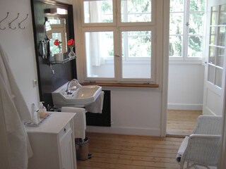 Ankleidebad mit Waschbecken, Dusche und separatem WC