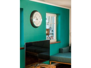 Schwenkbarer Smart TV im Wohnzimmer