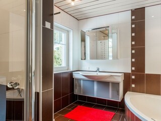 Badezimmer 2 begehbar von Schlafzimmer 2,3,4