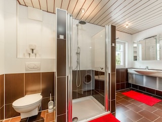 3 Badezimmer mit viel Licht