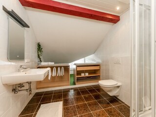 Badezimmer 3 mit Dusche begehbar vom SZ 5