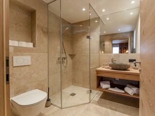 Ensuite Badezimmer 1 mit Granitwaschbecken, Dusche