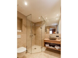 Badezimmer 3 mit Dusche/WC und Granitwaschbecken