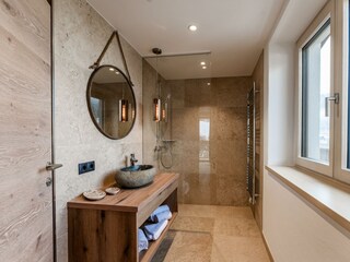 Ensuite Badezimmer 5 mit Ausblick auf Schladming