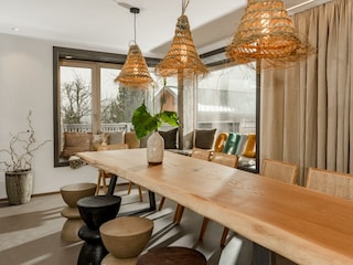 Langer Esstisch aus Naturholz für 10 Personen