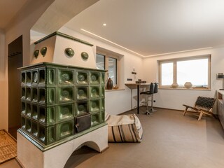 Retro Kachelofen mit Medientisch