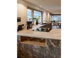 Kücheninsel mit Panoramafenster