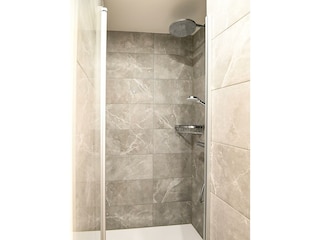 Club House Top 2 - Dusche im Badezimmer
