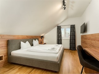 GLOCKNER - Schlafzimmer mit TV