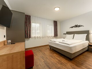 Schlafzimmer 1 mit TV
