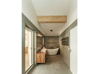 Hauptbadezimmer mit freistehender Badewanne