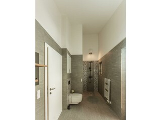 Badezimmer mit Dusche und Badewanne