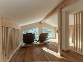 Galerie mit Lounge Möbel und Schlafmöglichkeiten