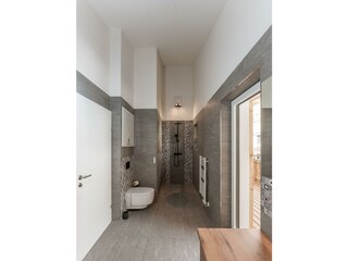 Badezimmer mit Dusche und Badewanne