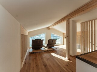 Galerie mit Lounge Möbel und Schlafmöglichkeiten