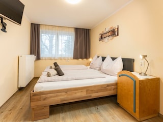 Hauptschlafzimmer mit gemütlichem Doppelbett