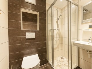 Modernes Badezimmer mit Dusche