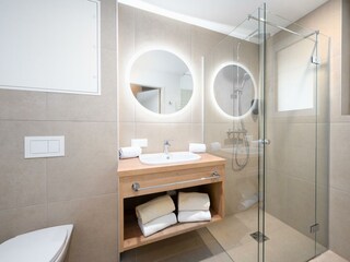 BASE 1.03 | Badezimmer mit Dusche & WC