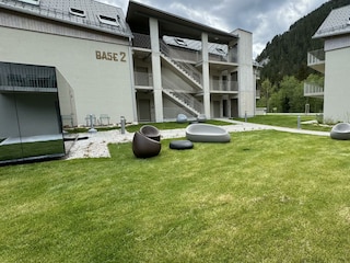 BASECAMP| Aussenbereich mit Spiegelsauna