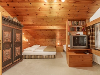 Schlafzimmer mit 1 Doppelbett und 1 Einzelbett