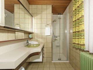 Badezimmer mit Dusche