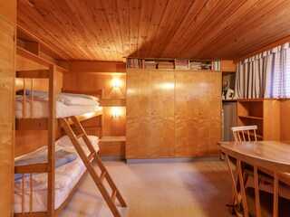Stockbett im Keller mit eigenem Badezimmer