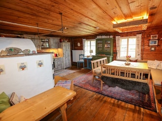 gemütlich Wohnküche mit viel Platz