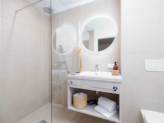 BASECAMP | badezimmer mit dusche & WC