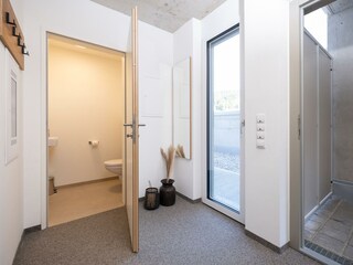 BASECAMP | eingangsbereich mit separatem WC