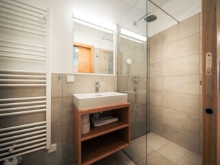 En-suit Badezimmer mit Regendusche