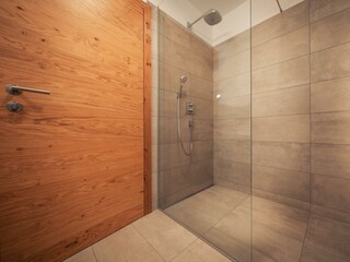 Hauptbadezimmer mit Regendusche