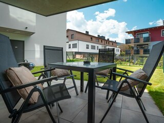 Terrasse mit viel Platz und Terrassenmöbel