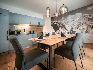 Großzügige Küche mit Esstisch