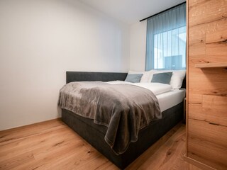 Zweites Schlafzimmer mit gemütlichem Boxspringbett