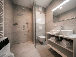 Zweites Badezimmer mit Waschmaschine