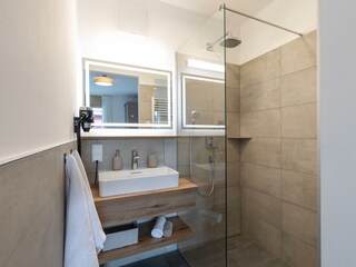 Modernes Badezimmer mit Dusche