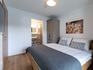 Zweites Schlafzimmer mit hochwertigen Doppelbett