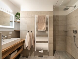 Badezimmer mit Waschtisch und Regendusche