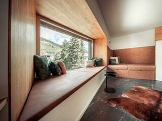 Großzügiges Wohnzimmer mit gemütlicher Sitzecke