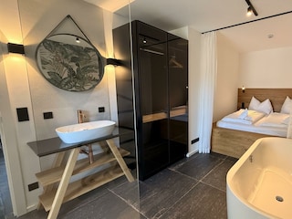 Desingerbad mit Badewanne und Dusche