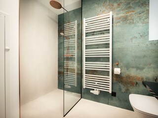 Badezimmer mit Regendusche und Waschtisch