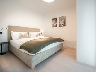 Zweites Schlafzimmer mit gemütlichem Boxspringbett