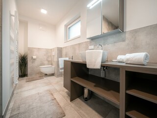 Zweites Badezimmer mit viel Platz