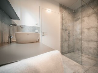 Badezimmer mit Regendusche